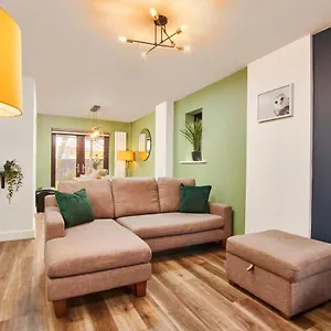 Beautiful House In Manchester Sleeps 8 Inc Parking Holiday home